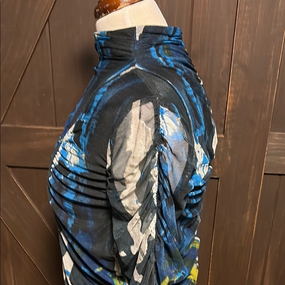 Chic Abstract Ruched Top - Picture 5 of 9